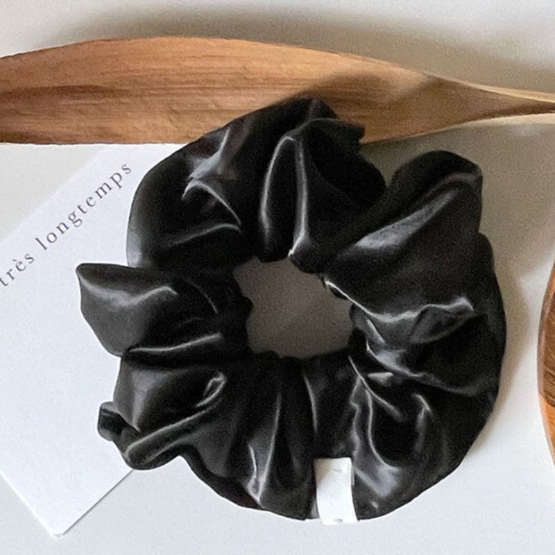 Oar Glossy Satin Scrunchies [Black]