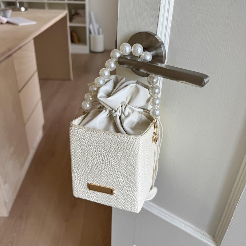 

Spring large-capacity new trend personalized fashion popular niche portable chain crossbody bucket bag білий