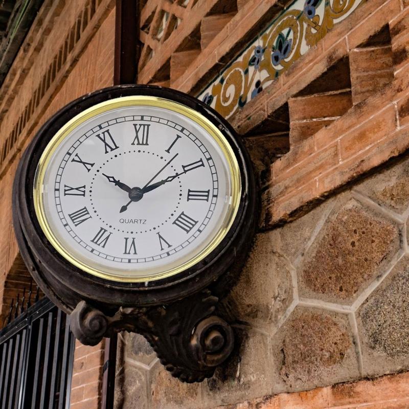 Eingebetteter 110mm Kunststoff-Uhrwerkeinsatz mit Quarzgenauigkeit und römischen Ziffern zur Wandmontage für Zuhause und Büro