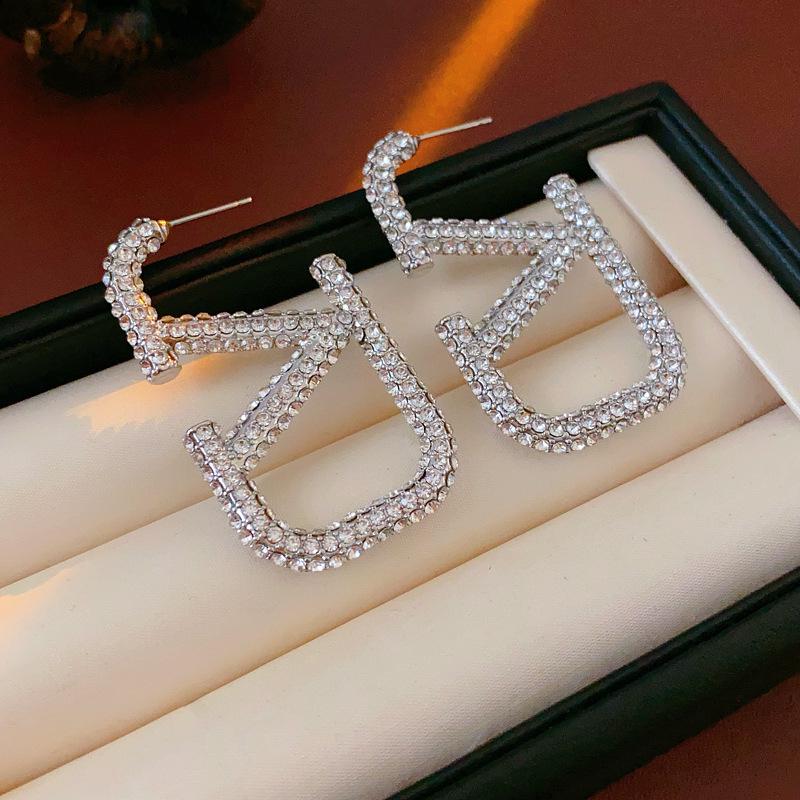 

Срібні сережки-гвоздики з літерами, інкрустовані діамантами - Європейський та американський стиль, Перебільшений холодний темперамент, Стильні розкішні гвоздики