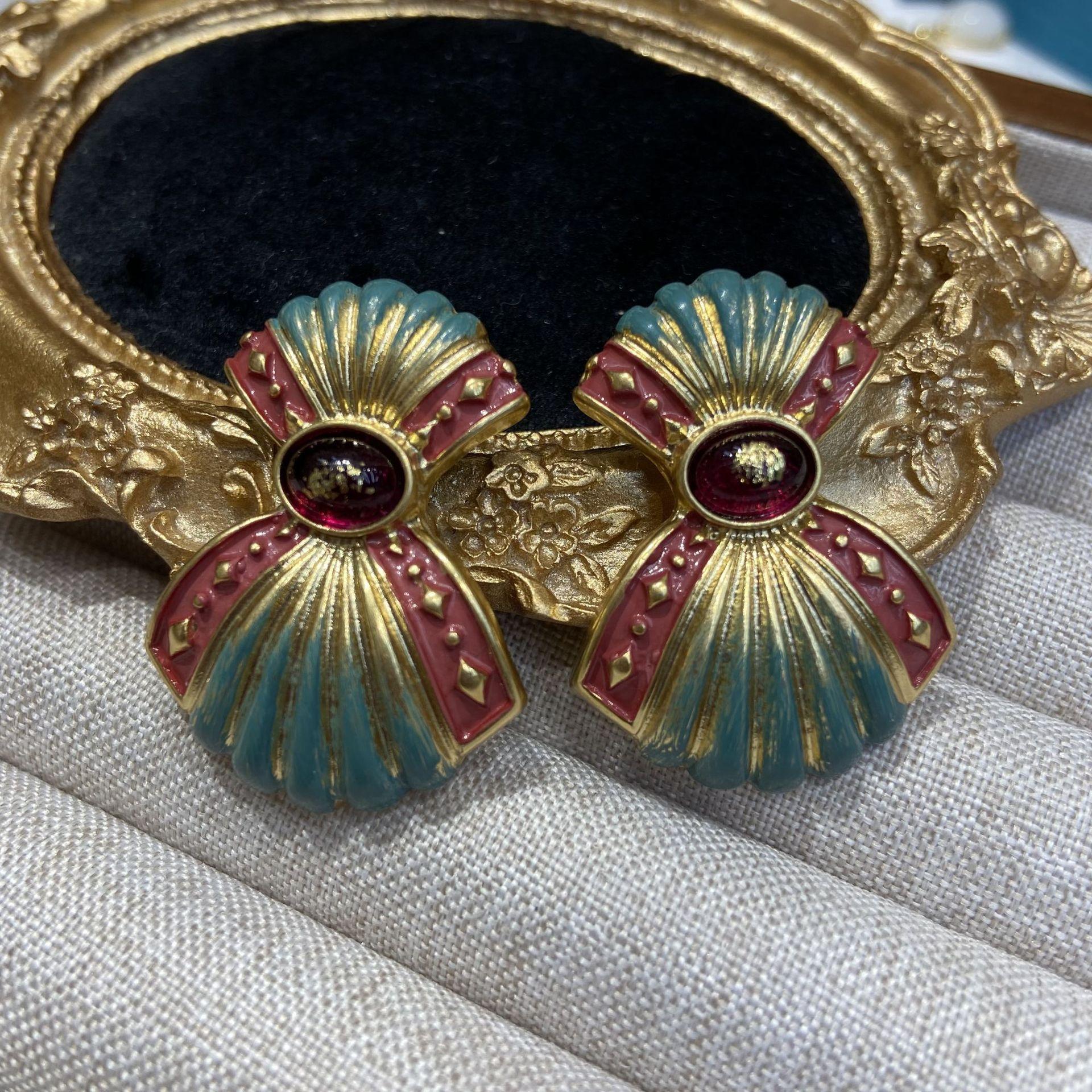 

«Платье для чайной паузы» Средневековая картина маслом, веерообразные глазурованные серьги-гвоздики, ретро-дворцовые серьги