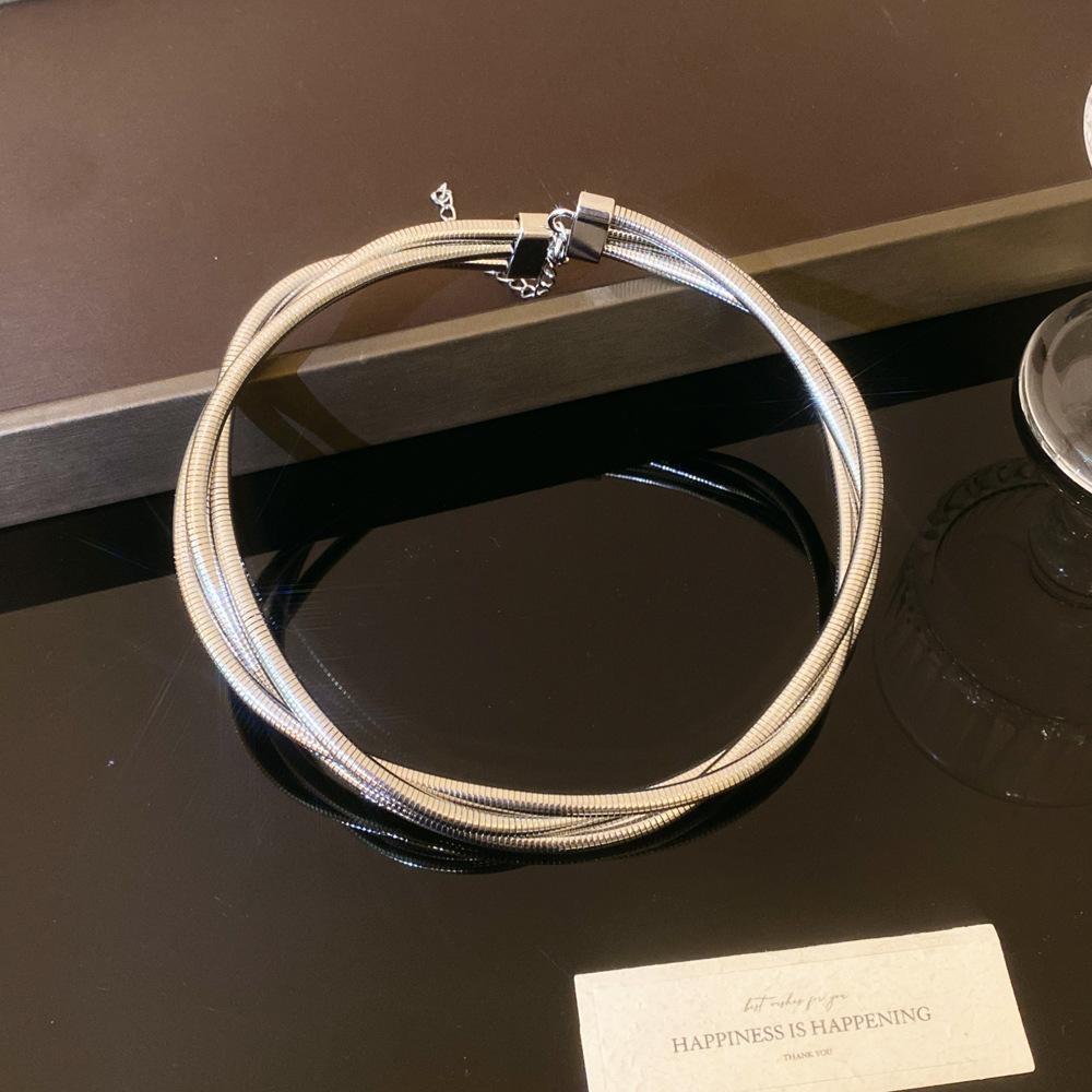 Einzigartiges Nischendesign, schlichtes Metall-Halsreifarmband, schlichter Ringhalsreif für weibliche Persönlichkeit, kaltes Halsketten-Accessoire