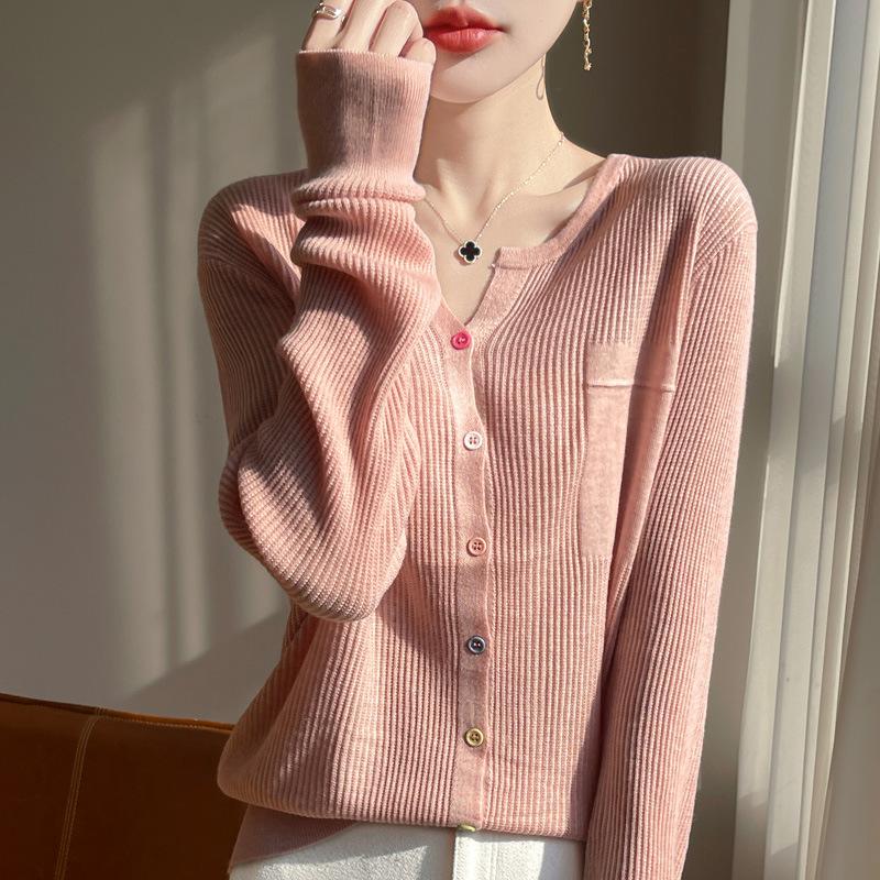 

Весенне-осенний новый кардиган крупной вязки с V-образным вырезом в корейском стиле для женщин, с цветной пряжкой и декоративными карманами, легкое пальто с чувством дизайна M розовый
