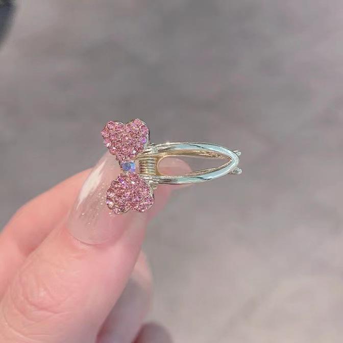 

Универсальная мини-заколка-бант для челки на бок