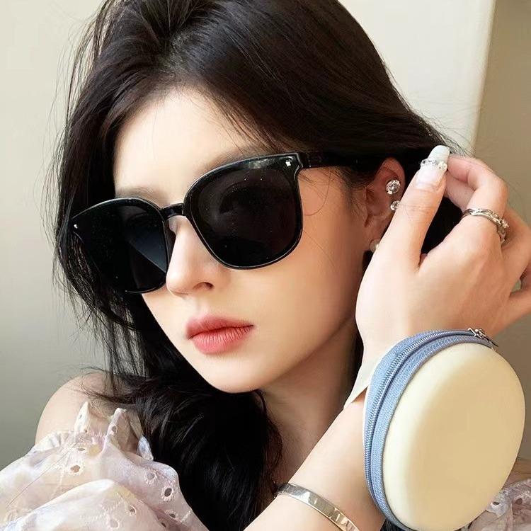Foldable Women's Sunglasses - Fashionable Sun Protection for Influencers