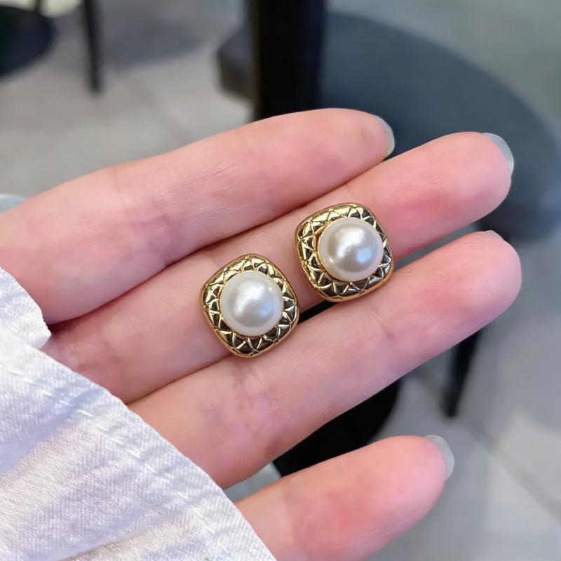 Beixi S999 Sterling Silver Needle Earrings, Light Luxury Retro Square French Shell Pearl, Hong Kong Style Rhombus Pattern Accessories.