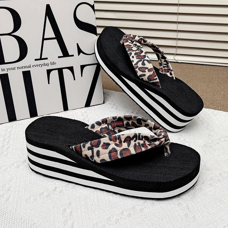 New fashionable Korean version of high-heeled flip-flops for women's thick-bottomed non-slip women's summer outer wear student heightening 