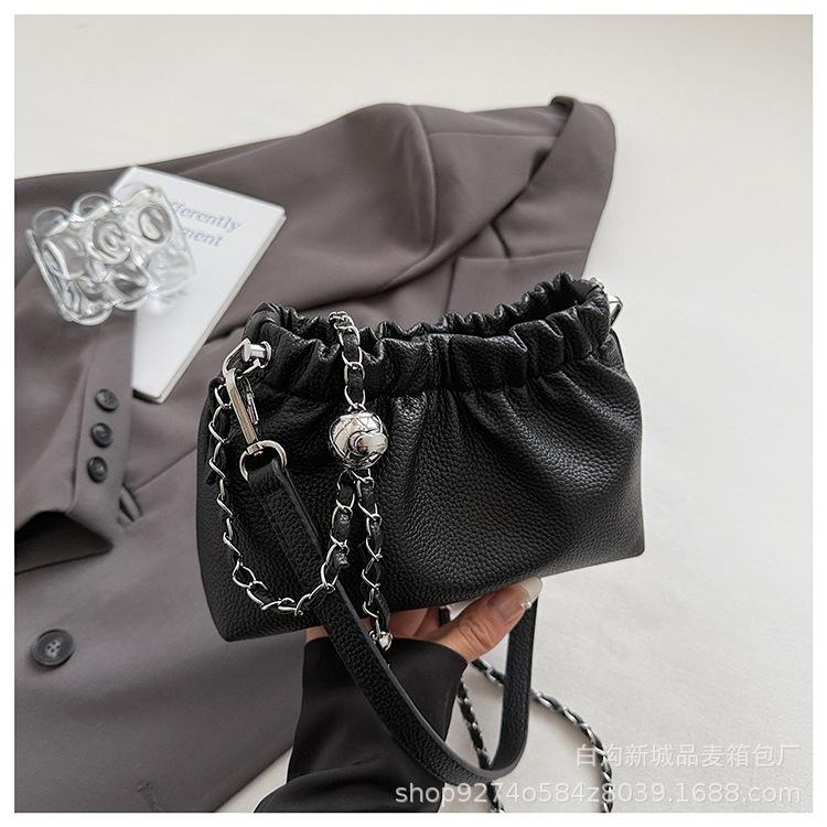 

Korean version chain women s bag new 2025 fashion pumping belt women s shoulder bucket bag simple casual foreign style messenger bag чорний