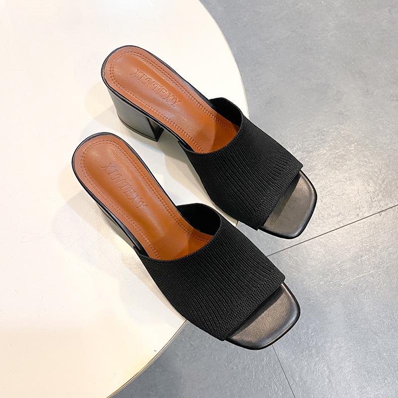 2025 Europäische und amerikanische neue Damenschuhe Mode Ein-Wort-Pantolette dicker Absatz gestrickte Wolle hoher Absatz eckige Spitze coole Hausschuhe