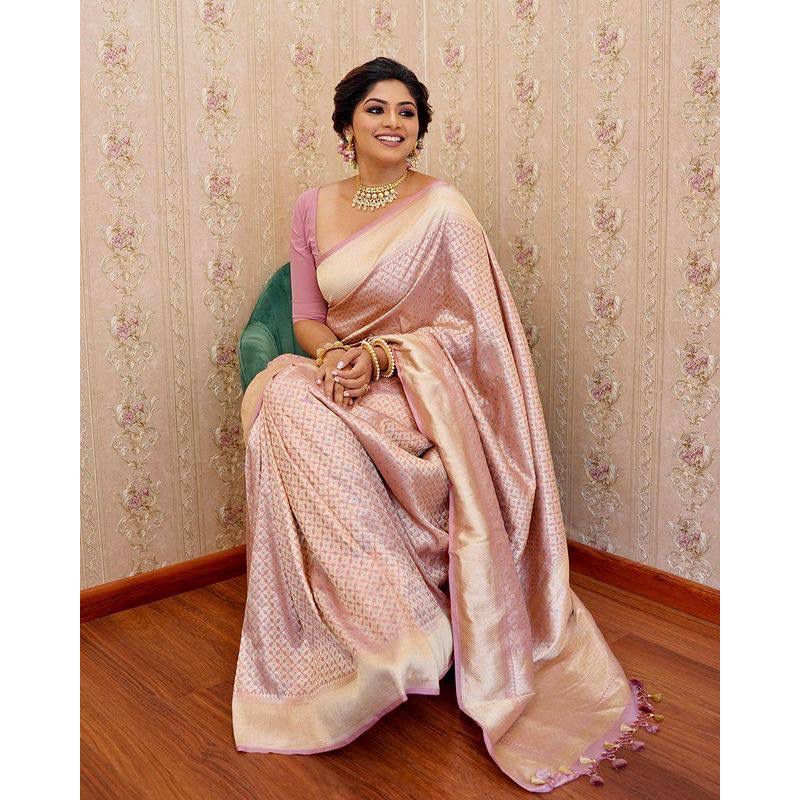 Seiden-Sari aus dem ALMAARI-Store ist mit wunderschönen Zari-Arbeiten in Form traditioneller Motive verziert