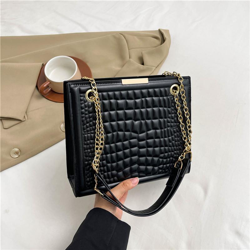 Trendy Vintage Small Chain Crossbody Bag For Women In Stylish Black And White Colors