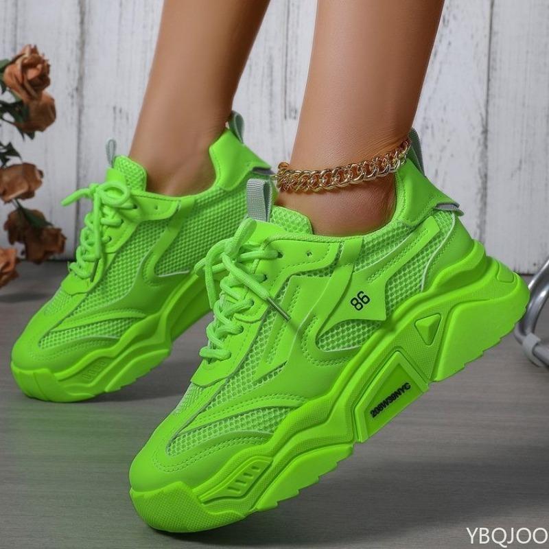 Tênis esportivos casuais para mulheres no verão malha respirável sola grossa para aumento de altura moda simples sapatos femininos