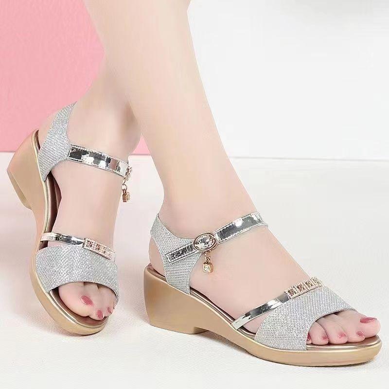 

Wind fashion slope heel with sandals soft sole comfortable shoes summer new versatile beach shoes 41 серебряный