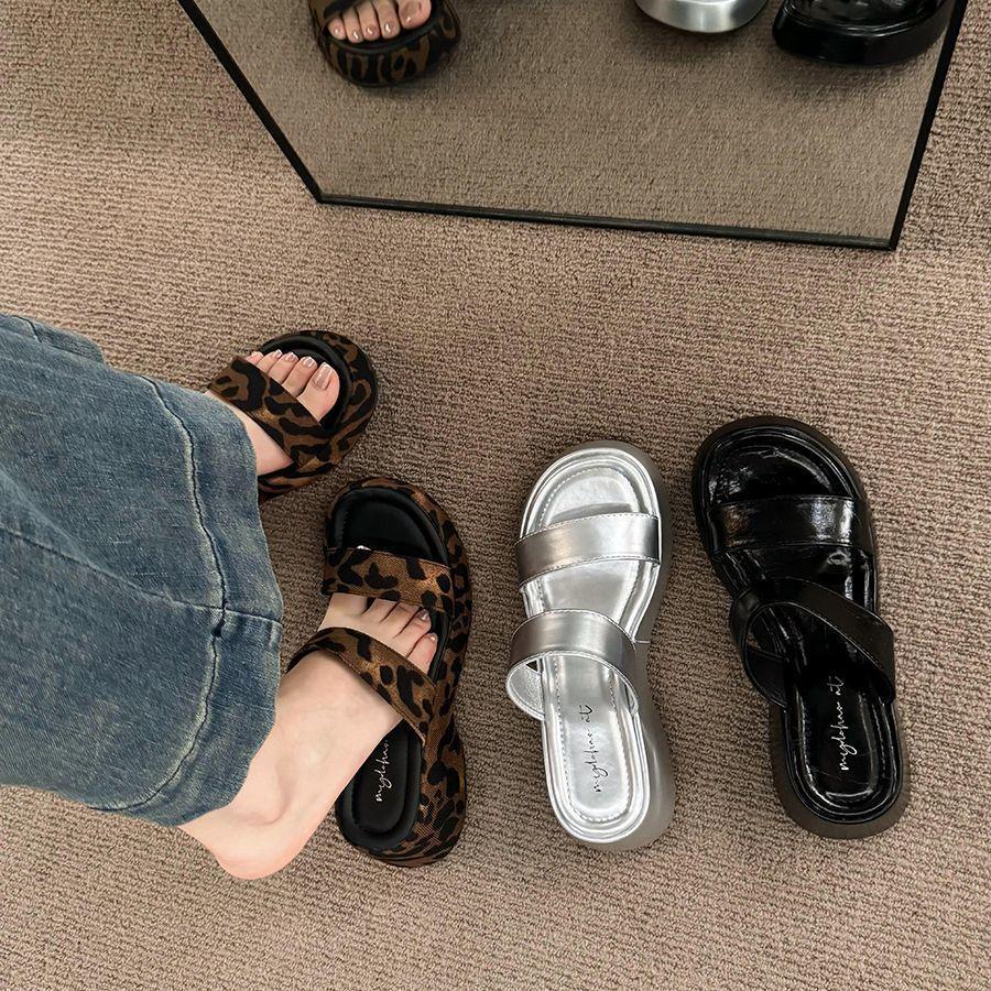 

Muffin thick-soled cool slippers women s shoes wear 2025 new summer leopard print temperament increase fashion Korean version sandals 35