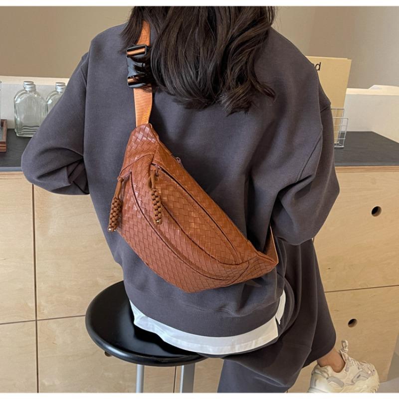 Women's bag Trend small breast bag Casual fanny pack Commuter high-end messenger bag Niche shoulder bag