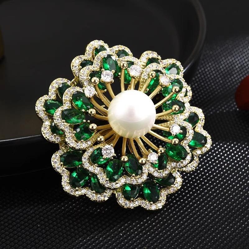 The Crabapple Flower Brooch Is An Exquisite and Luxurious Crystal Brooch with A High-end Design Sense
