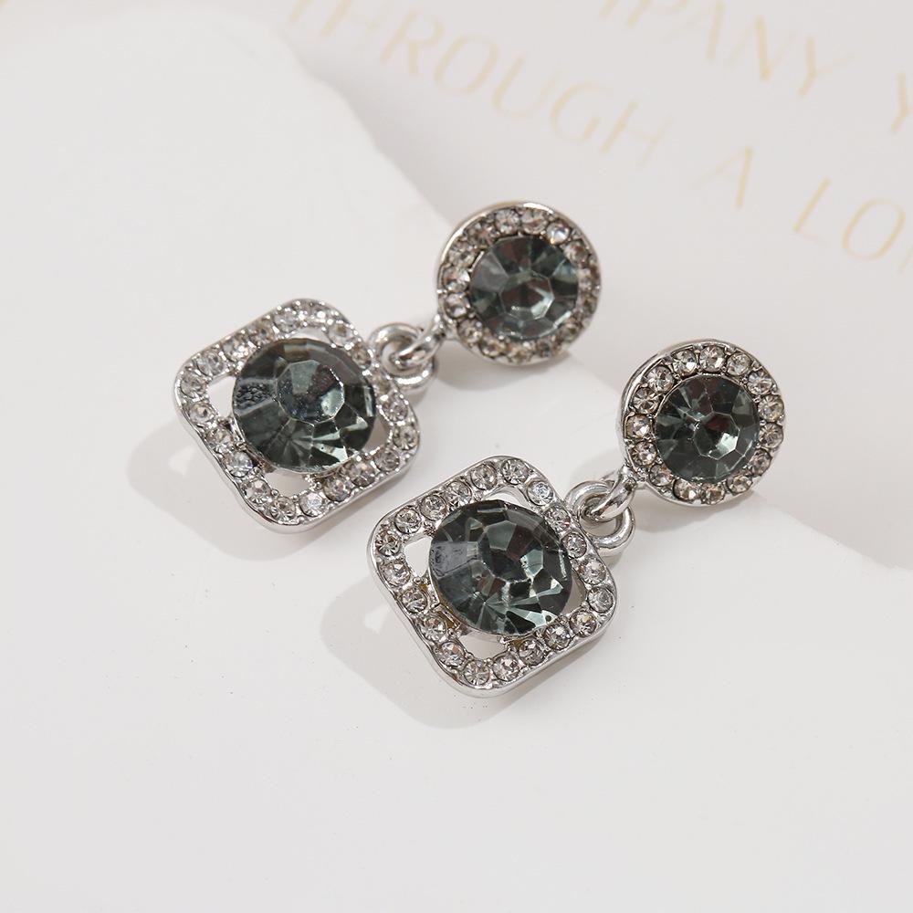 Elegant Trendy Earrings - Simple, Luxurious, and Versatile Design