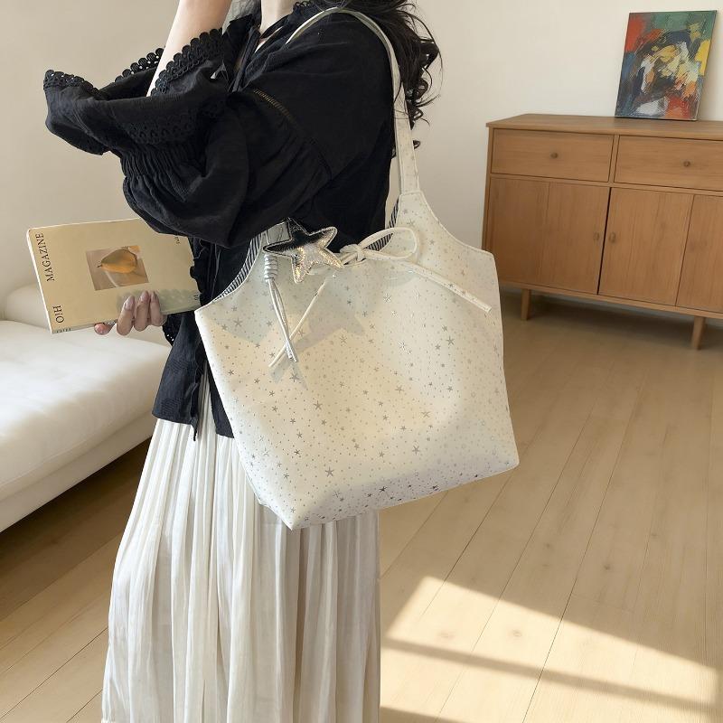 Fresh stars, fashionable and casual personality, large capacity, simple texture, spring new women's shoulder tote bag