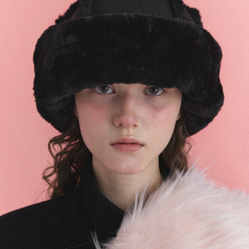 

poesiedame МЕХОВАЯ ШАПКА ТОК В ЗАМШЕ ЧЕРНАЯ single type