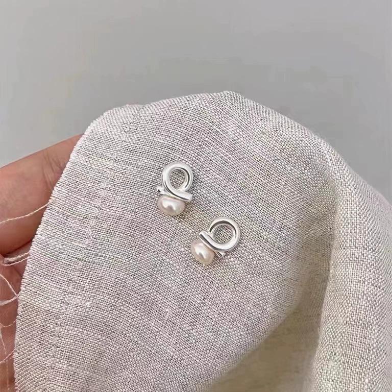 Pearl Stud Earrings Women's French Minimalist Design Sense Niche Light Luxury Temperament Fashion Versatile Earrings