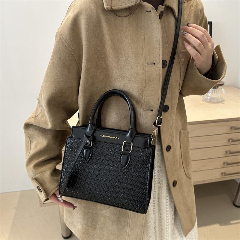 Temperament versatile high-end texture new fashion simple casual hand carry shoulder underarm bag messenger bag