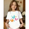Europäische Größen Ein trendiges kurzärmeliges Rundhals-T-Shirt für Mädchen mit einem entzückenden Cartoon-Design von drei Küken, perfekt für Freizeitkleidung