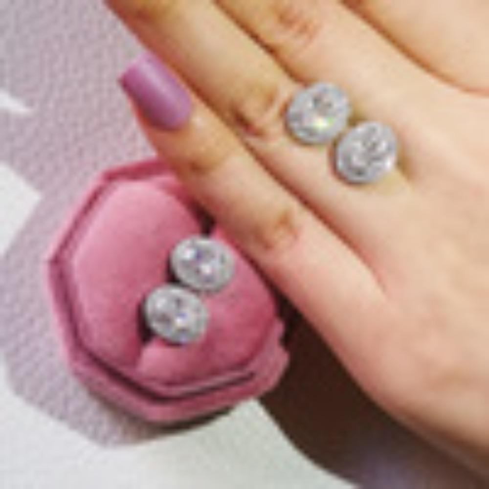 

Copper Earrings Micro Inlaid with Zircon Korean Version Exquisite and Versatile High end Niche Super Sparkling Fairy Earrings