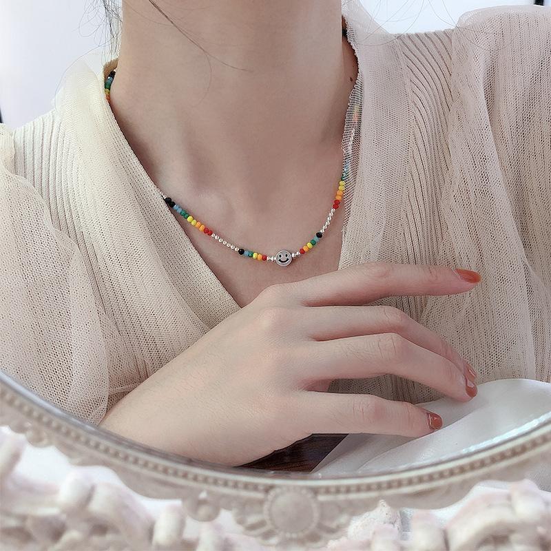 Kolorowy naszyjnik z uśmiechniętą twarzą z koralików dla kobiet z łańcuszkami obojczykowymi w nowym stylu, modny i prosty