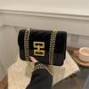 Vielseitige Trend-Handtasche mit Kettendesign und Schlossverschluss, ideal für den urbanen Stil