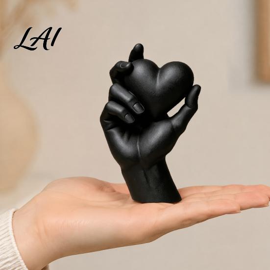 Scultura a Forma di Cuore Decorazione Mano Che Tiene Statuetta Stampata 3D Arredo Scultoreo Moderno Minimalista per Scrivania Accenti Romantici per Casa Accento per Libreria Comodino
