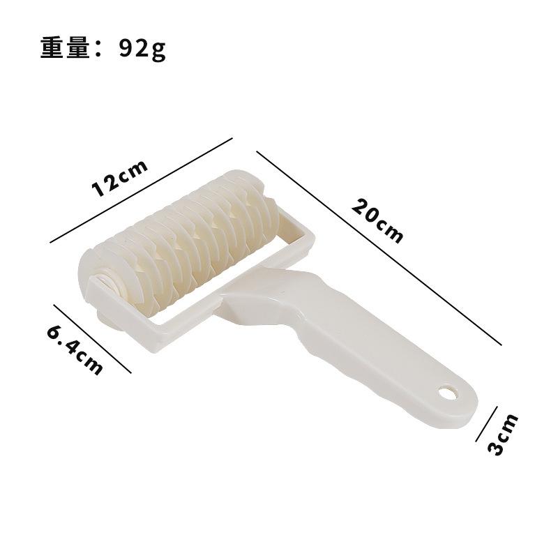 Malé nástroje do pečicí kuchyně, plastové kráječe na pizzu, mřížkové kráječe, velké a malé drátěné válečky na pizzu