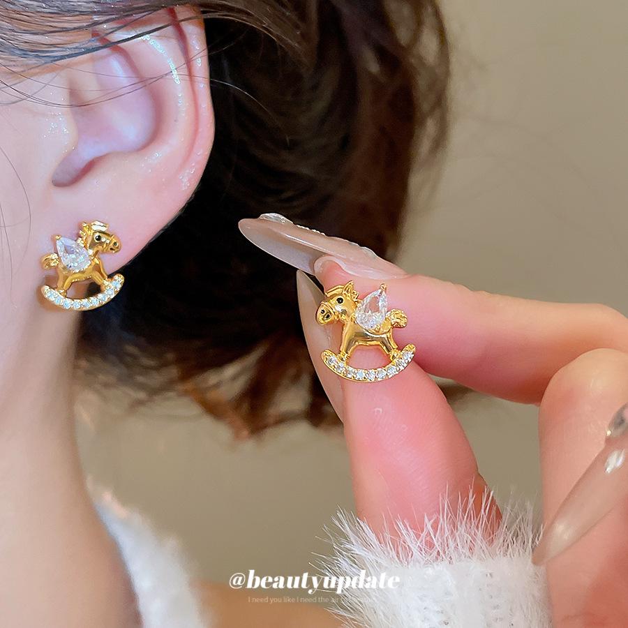 24k Gold-Plated Sterling Silver Little Horse Stud Earrings with Zircon – Retro, Luxurious, High-End Ear Jewelry for Women.