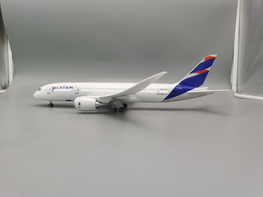 Diecast Airplanes Latam Airlines B787 Plane Models 1:130 Scale Large Model Airplane with LED Light for Home Decor Collection or