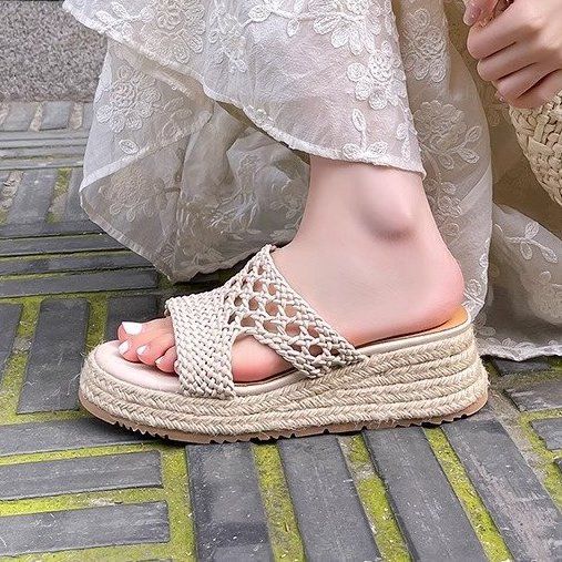 

Height-increasing slope sandals for women in spring and summer 2025, woven slippers with skirts, hollow straw shoes, one-word slips 40