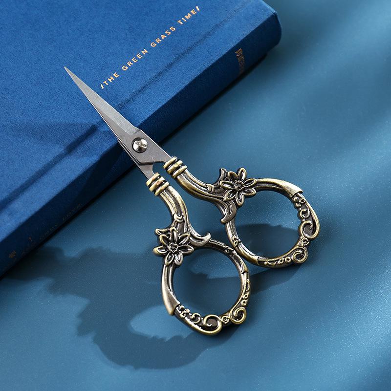Handmade Retro Stainless Steel Small Scissors for Cross Stitch and DIY Paper Cutting, Seven-Petal Flower Design.