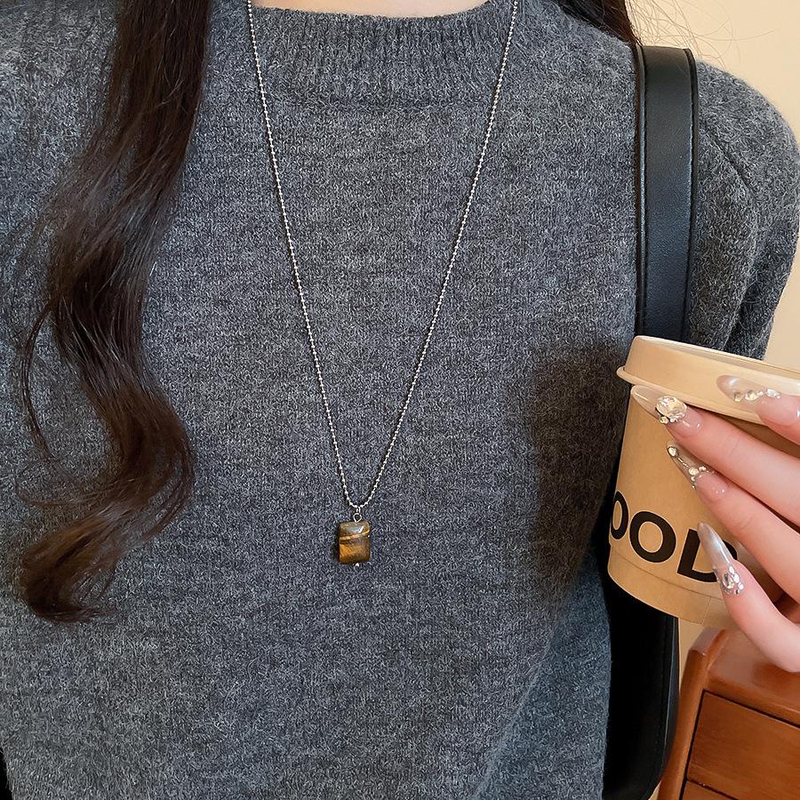 Retro Tiger Eye Stone Necklace - Versatile Maillard Style for Autumn & Winter Sweaters, High-End Luxury Accessory.