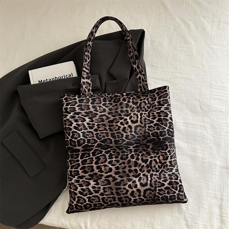 

Chic And Spacious Shoulder Bag In Black Or Brown Ideal For Everyday Use