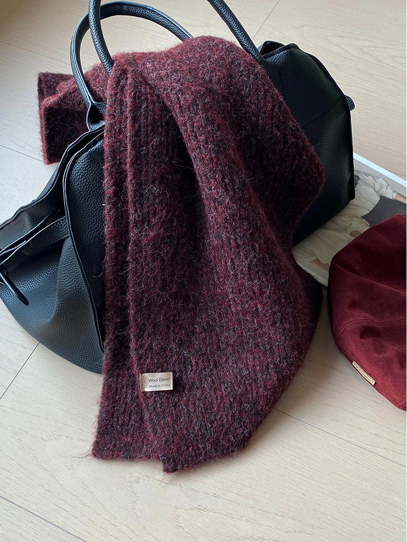 

Побалуйте себя нашим мягким шерстяным шарфом смешанных цветов — уютным, плюшевым аксессуаром, который идеально подойдет для тепла осенью и зимой. глубокий/фиолетовый