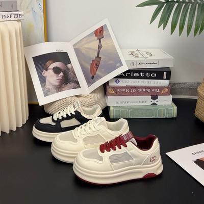 Kleine witte schoenen dames 2025 nieuwe schoenen lente dikke zool verhoogde mesh board schoenen populair veelzijdig casual schoenen met rokken