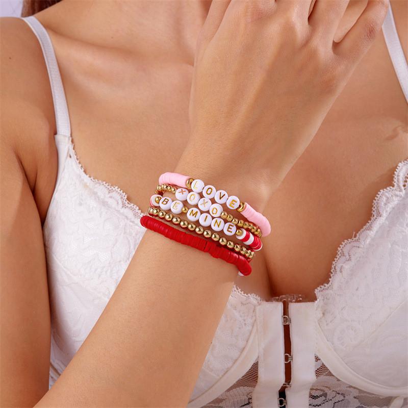 Modisches Armband für Damen mit Herzanhänger, mehrreihig, mit Soft-Clay-Perlen, zum Verschenken