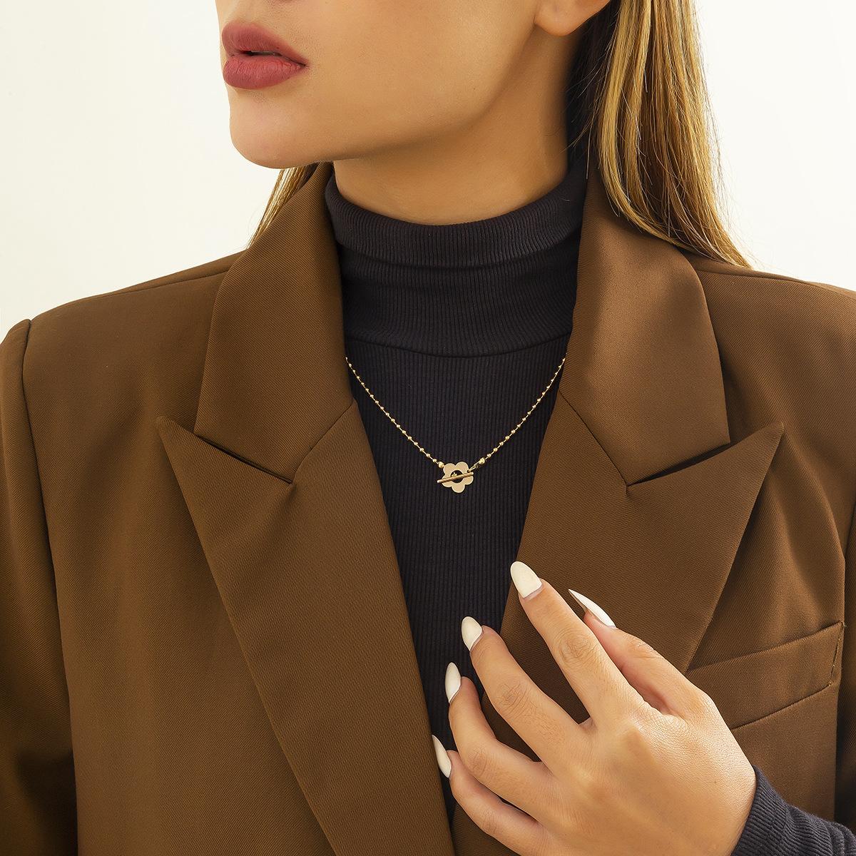 

Accessories, retro imitation pearl flower OT buckle necklace women, niche creative chain metal necklace jewelry