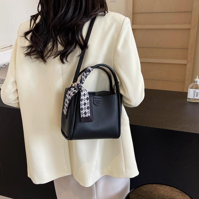 Hand carry commuter bag women's new texture simple trend shoulder bag bucket bag