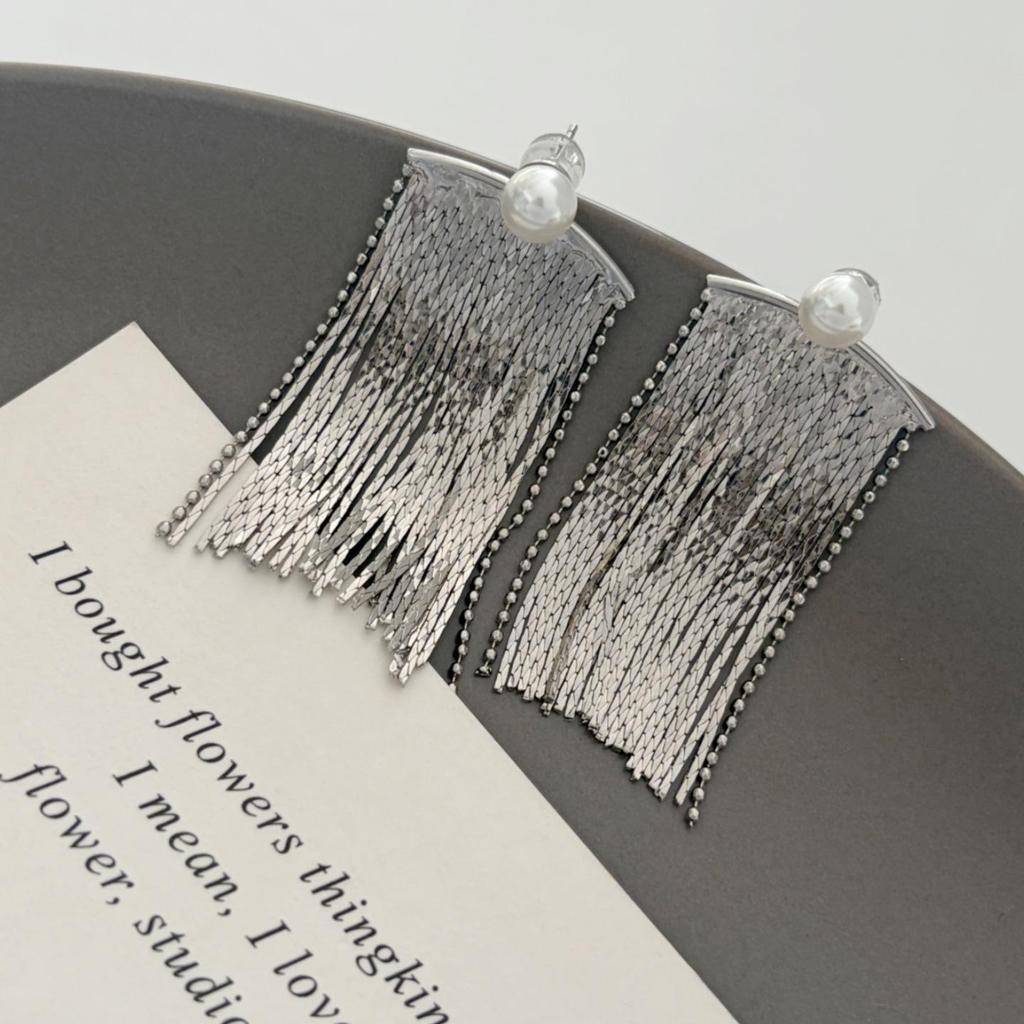 Elegant European and American High-End Pearl Tassel Earrings – Chic, Luxurious, and Stylishly Bold