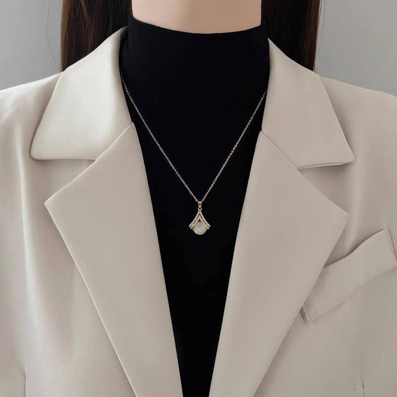 Copper-Plated Gold Pendant with Cat's Eye Stone Necklace: High-End Geometric Minimalist Accessory