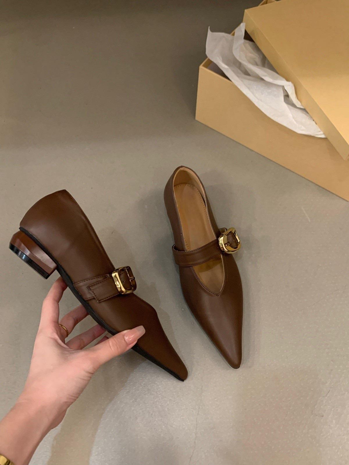 

Туфли-лодочки черные с острым носком на плоской подошве женские туфли 2024 новая летняя французская низкий каблук темперамент Мэри Джейн маленькие кожаные туфли 39 темно-коричневого