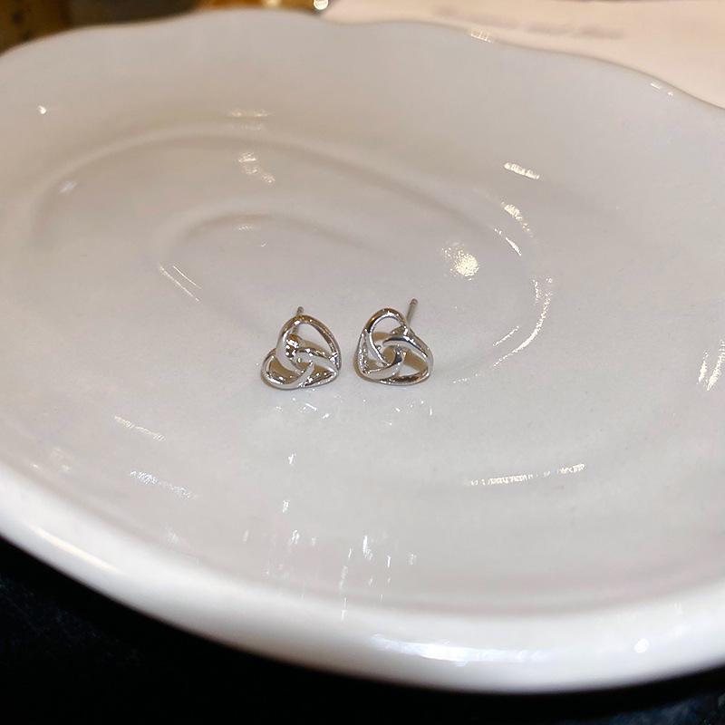 

Минималистичные полые серьги в форме сердца с серебряными иглами — модный, легкий и роскошный аксессуар высокого класса Needle серебряный