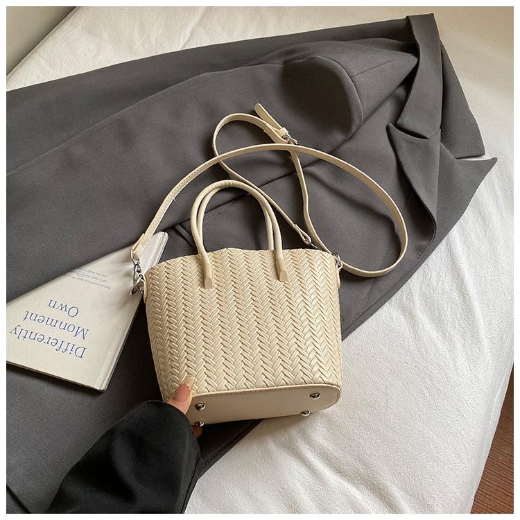 Women's Bag 2025 Autumn New Fashion Foreign Style Woven Shoulder Messenger Bag Large Capacity Commuter Bucket Bag Small Square Bag