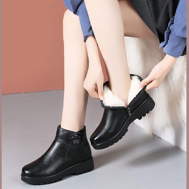 Soft leather women's boots fleece thickened flat bottom middle old mother women's cotton shoes soft leather plush fashion boots women