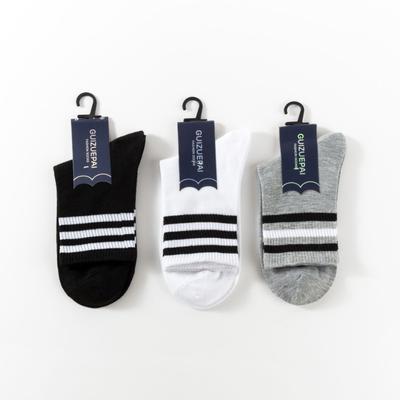 10 Paar Socken, die gut zu Schwarz, Weiß und Grau mit Dreistreifen passen, kombiniert mit weißen Sneakers, kurzen Socken und Baumwollsocken