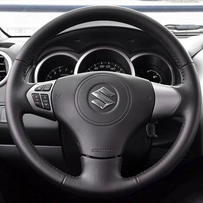 Suzuki Grand Vitara 2007-2013 m. rankomis siūta neslystanti juoda odinė automobilio vairo apdaila